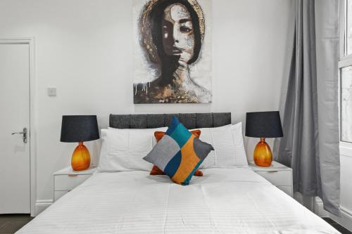 ロンドンにあるStunning 1 & 2 bedroom Apartments Central London ZONE 1のベッドルーム(白い大型ベッド、ランプ2つ付)