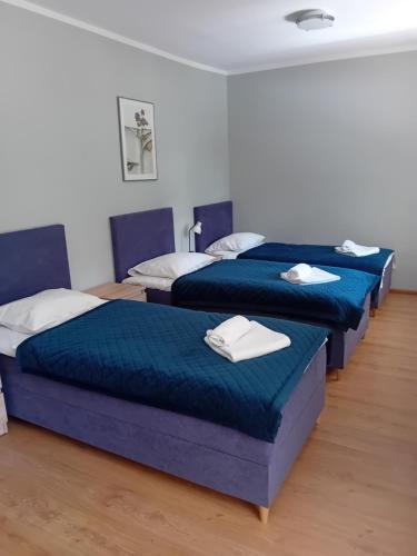 Postel nebo postele na pokoji v ubytování Ośrodek Konferencyjno-Wypoczynkowy "Krucze Skały" w Karpaczu