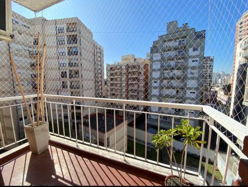 un balcón con vistas a una ciudad con edificios altos en Lindo Departamento en Buenos Aires