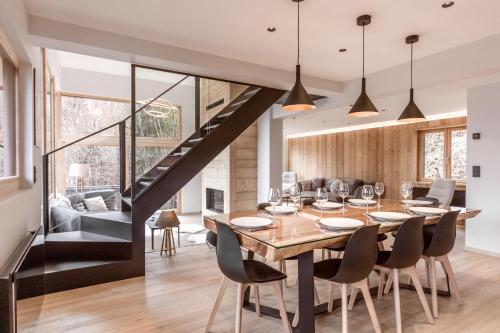 une salle à manger et un salon avec une table et des chaises dans l'établissement Chalet Kieppi - View off Mont-Blanc range, aux Houches