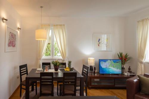 Televízia a/alebo spoločenská miestnosť v ubytovaní Apartment Dubrovnik Euphoria