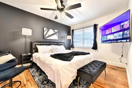 una camera con letto e ventilatore a soffitto di CityPlace bnb Aparthotel a Dallas