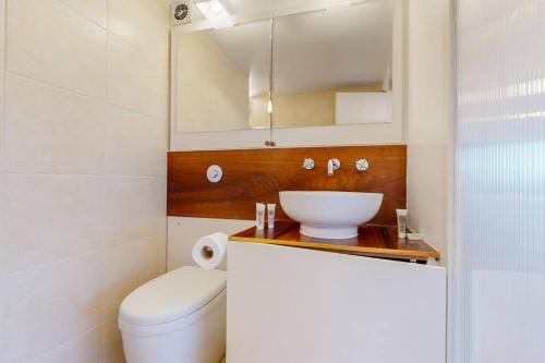y baño con aseo blanco y lavamanos. en Modern 2BD flat in Bethnal Green- 10 min to tube en Londres