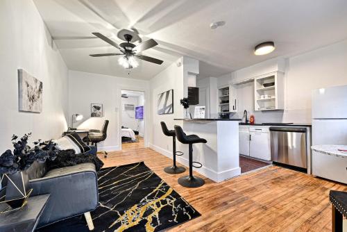 uma sala de estar com um sofá e uma mesa em CityPlace bnb Aparthotel em Dallas