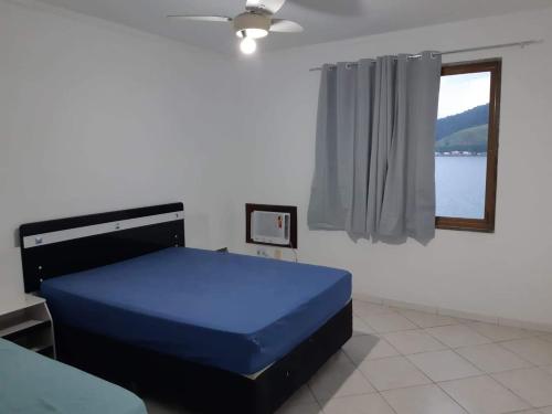 Ένα ή περισσότερα κρεβάτια σε δωμάτιο στο Casa em Mangaratiba com linda vista para o mar