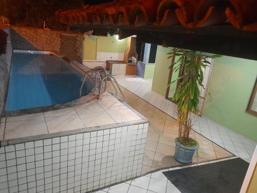 Πισίνα στο ή κοντά στο Casa em Mangaratiba com linda vista para o mar