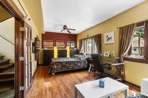 1 dormitorio con 1 cama y escritorio en una habitación en Part of Mini-Mansion, private, 3 story Lake Erie views en Luna Pier