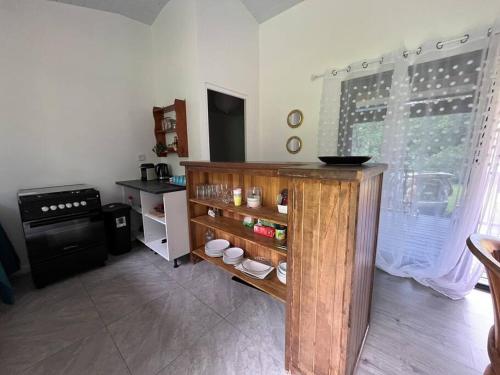 eine Küche mit einem Holzschrank in einem Zimmer in der Unterkunft Casa Corsa à Moorea in Moorea