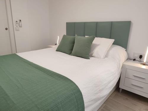 En eller flere senge i et værelse på De la Rosa Marbella