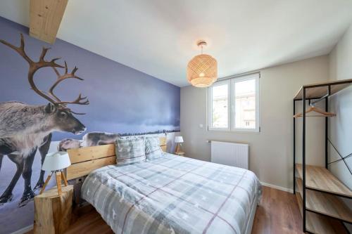 - une chambre avec une fresque murale représentant des cerfs dans l'établissement Le SCANDINAVE Centre Ville/2 chambres + Terrasse, à Colmar