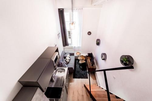 un petit appartement avec un escalier dans une pièce dans l'établissement Duplex dans les pentes de la Croix-Rousse AIL, à Lyon
