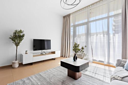 TV a/nebo společenská místnost v ubytování Silkhaus Luxurious 1 BDR Next to Golf Course