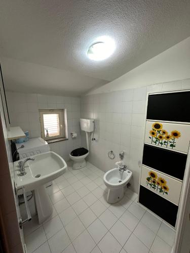 マラテーアにあるCasa Vacanze Orizzonteのバスルーム(洗面台、トイレ、ビデ付)