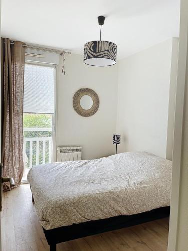 une chambre blanche avec un lit et une fenêtre dans l'établissement CABOURG - 2 PIÈCES avec Balcon et parking- Hyper Centre et Plage, à Cabourg