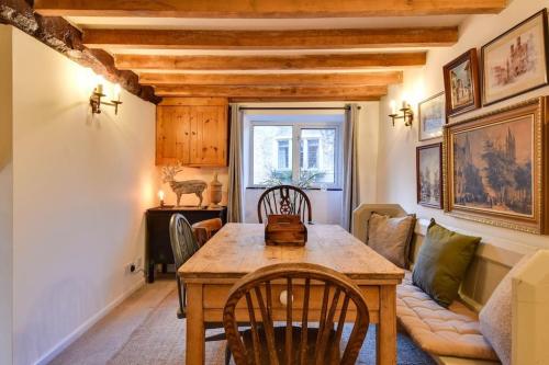 Ruang duduk di NEW Street Cottage - Centre Cotswolds 3 Bed