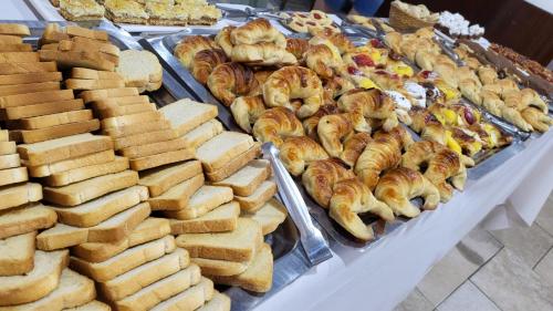 Un buffet de pan y pasteles en una mesa en Hotel Venezia, en Mar del Plata