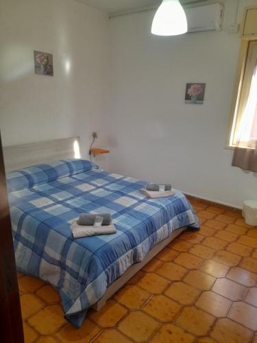 um quarto com uma cama com toalhas em Bed and fly Aeroporto Catania reception h24 em Catânia