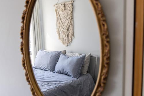 uno specchio con cuscino su un letto in una stanza di Funky & Fun 1 Bedroom Condo Downtown Victoria, Free Parking! a Victoria