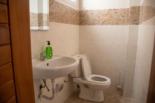 Appartement MONGOH في Nzamata: حمام مع مرحاض ومغسلة