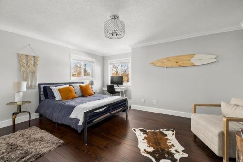 a bedroom with a bed and a couch at Executive 2bed 3bath Townhome, James Bay/Dallas Rd. 2 Parking Spots, Hot Tub! in Victoria