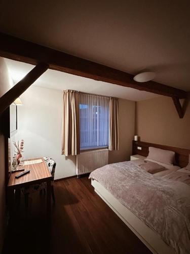 穆赫的住宿－Gasthaus Lindenhof，一间卧室设有一张大床和一个窗户。