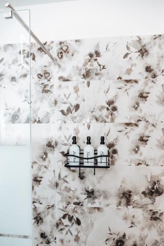 a bathroom with black and white floral wallpaper at IL CORTILETTO in Lecco