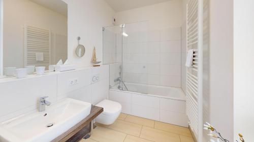 ペルツァーハケンにあるSüdkap H-05の白いバスルーム(洗面台、トイレ付)