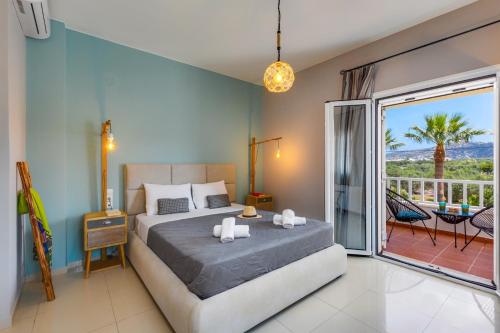 ein Schlafzimmer mit einem großen Bett und einem Balkon in der Unterkunft Villa Argi by Villa Plus in Sisi