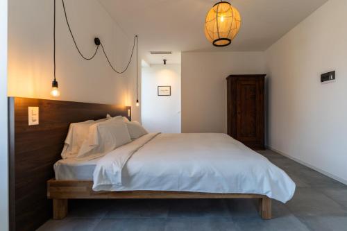 Villa Patria B&B في Brusino Arsizio: غرفة نوم بسرير كبير مع اللوح الخشبي