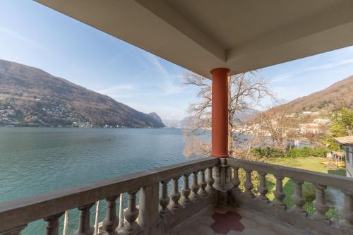 Elle comprend un balcon offrant une vue sur le lac. dans l'établissement Villa Patria B&B, à Brusino Arsizio