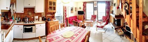 une cuisine avec une table et une salle à manger dans l'établissement Appartement spacieux à Le Monêtier-les-Bains - 75 m² avec vue, au Monêtier-les-Bains