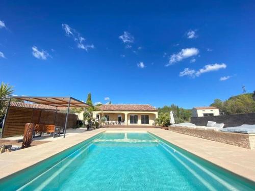 une piscine devant une maison dans l'établissement Villa piscine. Plage à 20 min lac à 5min, à Roquebrune-sur Argens