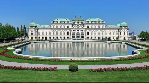 un gran edificio con un gran estanque frente a él en Monte Vacation Apartments Vienna 10 Minutes to downtown en Viena