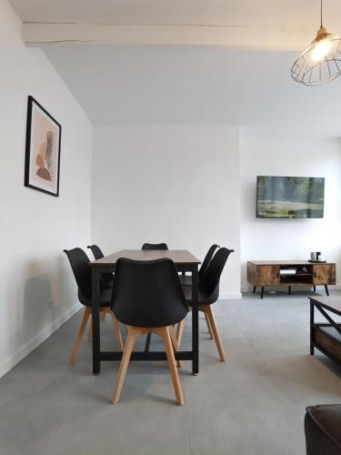 une salle à manger avec une table et des chaises dans l'établissement Appartement lumineux et spacieux 70m2 proche de tout - 3 chambres, à Nantes