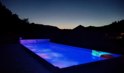 - une piscine dans l'obscurité avec le ciel dans l'établissement Le Mas d'Antonine, à Les Pilles
