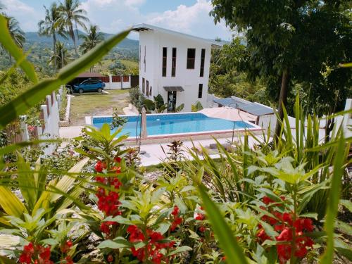 uma villa com uma piscina e uma casa em Las Terrazas de Barili em Barili