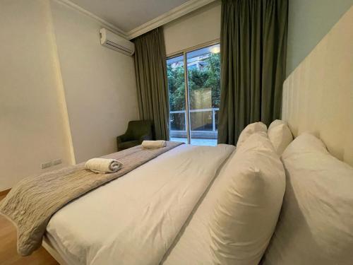 Elegant Suites Beirutにあるベッド