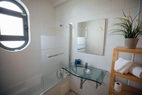 帕爾梅拉的住宿－Villa Serena -your exclusive private swimming pool，一间带水槽和镜子的浴室