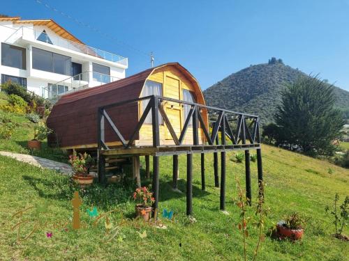 瓜塔維塔的住宿－Encanto Dorado，一座小圆顶房子,位于一座小山上,毗邻一座建筑