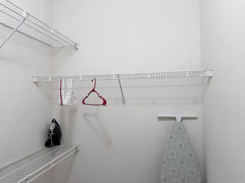 um armário branco com um toalheiro e uma gravata em Private 1/1 Unit in Sanford, FL em Sanford