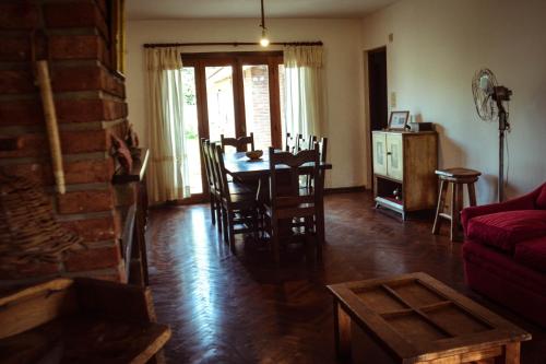 un soggiorno con tavolo e una sala da pranzo di El patio de Malek a Cosquín