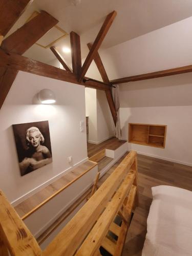 Cette chambre est dotée d'un lit et de poutres apparentes. dans l'établissement Logement village calme, à Bersée