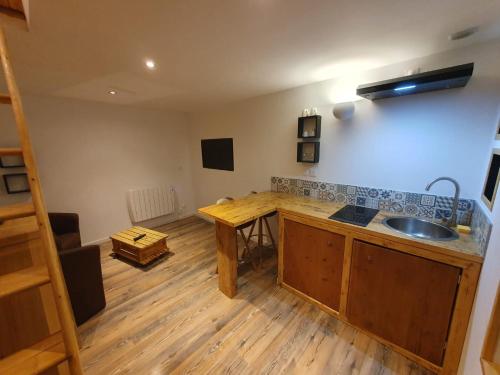 Dapur atau dapur kecil di Logement village calme