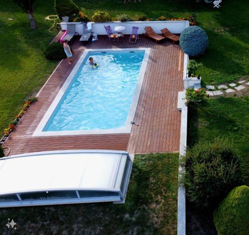 an overhead view of a swimming pool with a person in the water at Chambres d'hôtes Les Peschiers in Chateauroux-les-Alpes