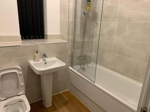 Brand New Entire 4 Bed House Multiple Free Parking Early Check-in Late Check- Out Allowed في South Ockendon: حمام مع مرحاض ومغسلة ودش