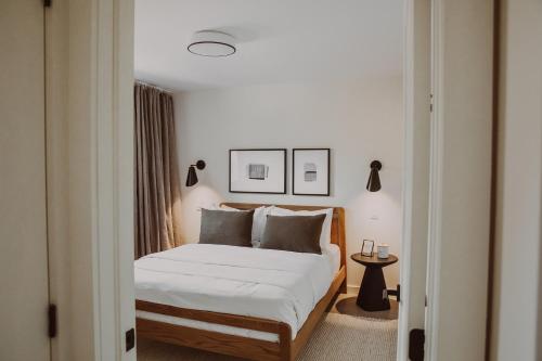 Ένα ή περισσότερα κρεβάτια σε δωμάτιο στο The Colby House - Downtown Kingston
