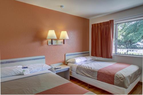 Postel nebo postele na pokoji v ubytování Motel 6-Grants Pass, OR