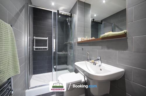 uma casa de banho com um chuveiro, um lavatório e um WC. em Deluxe 2 Bed 2 Bath Manchester City Centre Apartment By Hedgerow Properties Limited em Manchester