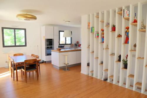 Photo de la galerie de l'établissement Maison moderne et confortable en bordure de forêt, à Poissy