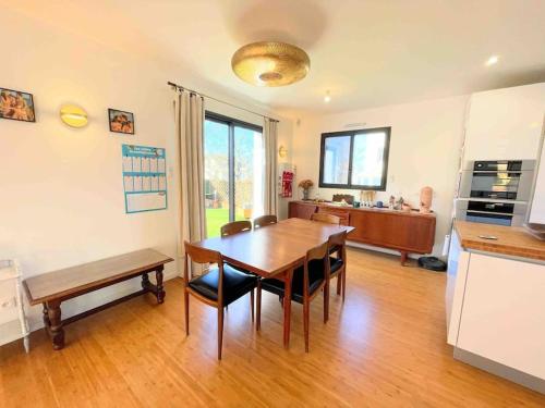 Photo de la galerie de l'établissement Maison moderne et confortable en bordure de forêt, à Poissy